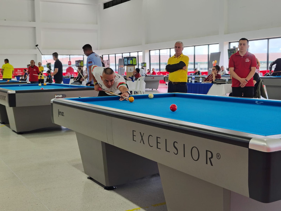 Yehirson Peñarete Londoño reside en La Linda y lleva cerca de 15 años dedicado al billar.