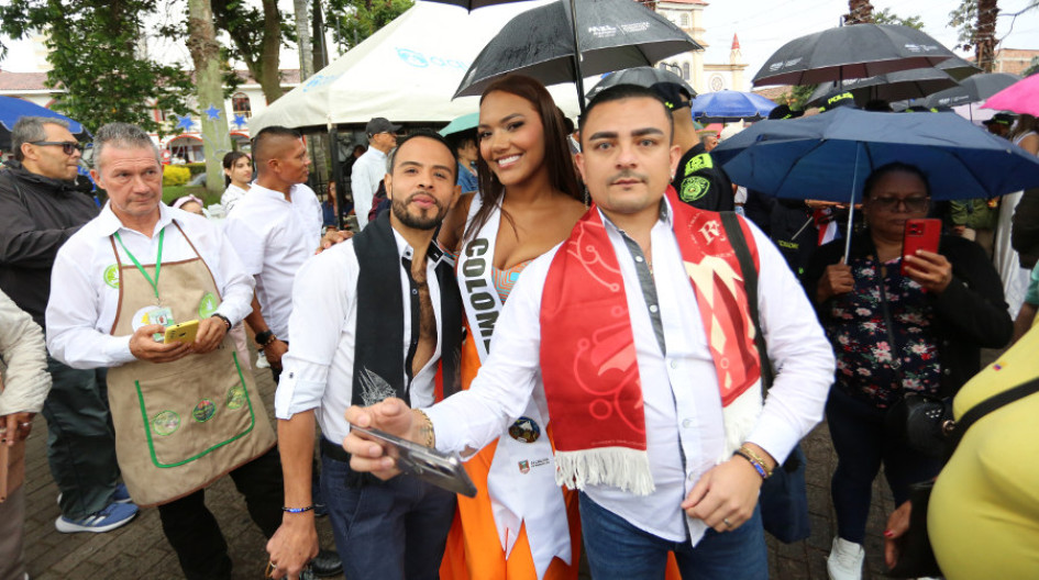 La representante de Colombia al Reinado Internacional del Café posó para la cámara con algunos ciudadanos de Villamaría que estuvieron atentos a su llegada al municipio