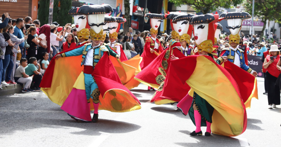Los trajes usados por esta cuadrilla del carnaval fueron elaborados por sus propios integrantes.  