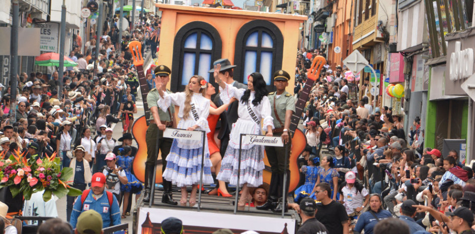 Las representantes de Francia y Guatemala en una carroza que rendía homenaje al tango, un género que también le marca el ritmo a la ciudad.
