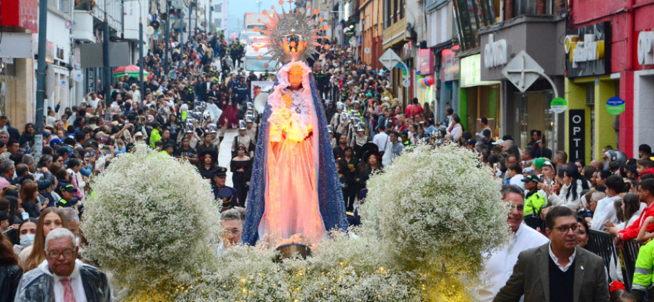 La virgen no solamente estuvo custodiada por la familia Gómez Uribe, sino por los manizaleños que a pesar de la lluvia salieron para hacer parte del homenaje.
