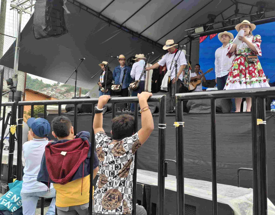 El Festival Regional y Nacional de la Trova de Manizales arrancó con 20 trovadores en San Cayetano. Varios asistieron en familia y los niños estuvieron en primera fila. Hoy sigue en Fátima. 