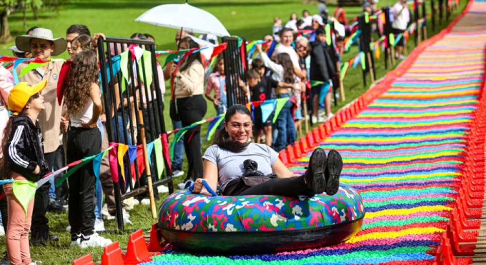 Por el Tobogán Arcoíris de 100 metros se deslizan adultos y niños. 