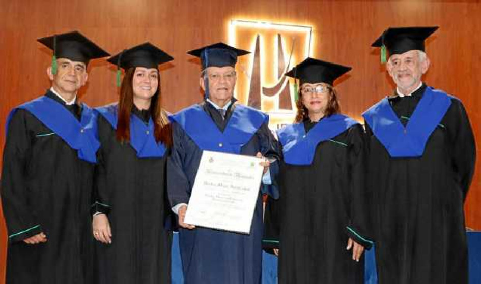 Duván Emilio Ramírez Ospina, rector; Yamilhet Andrade, vicerrectora; Héctor Mejía Aristizábal, doctor honoris causa en Administr