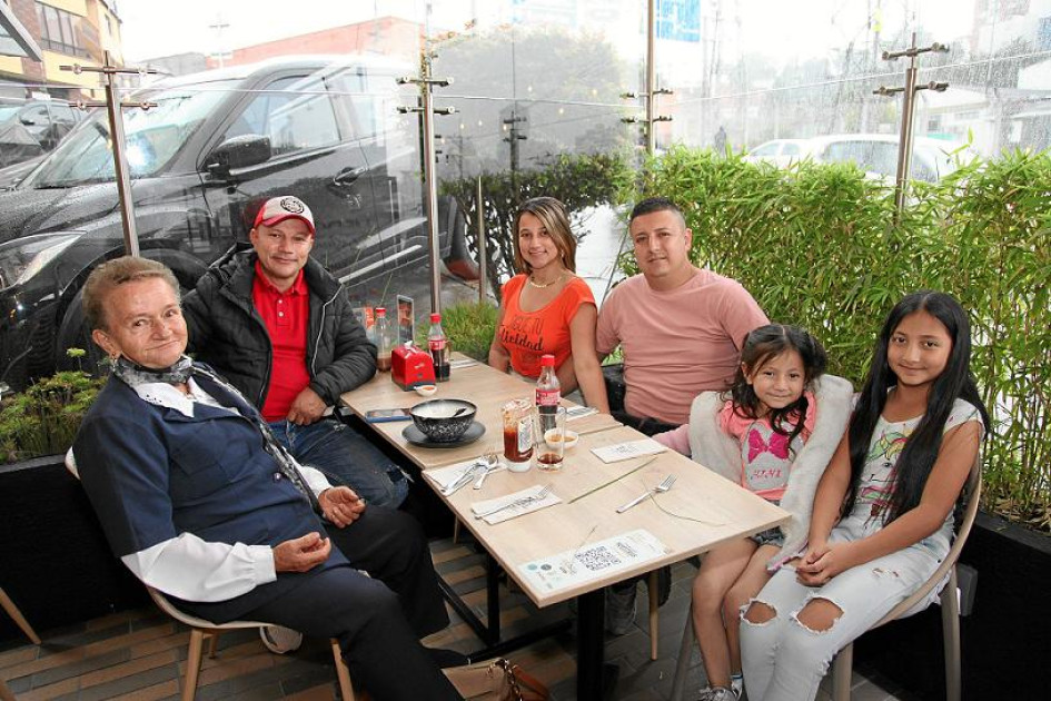 Foto | Argemiro Idárraga | LA PATRIA    Carmen Londoño de Betancourt celebró su cumpleaños en el restaurante Sushi Fusion. La acompañaron: Antonio Betancourt, Paola Betancourt, Carlos Álvarez, Salomé Álvarez y Samantha Álvarez. El evento fue el 26 de septiembre.
