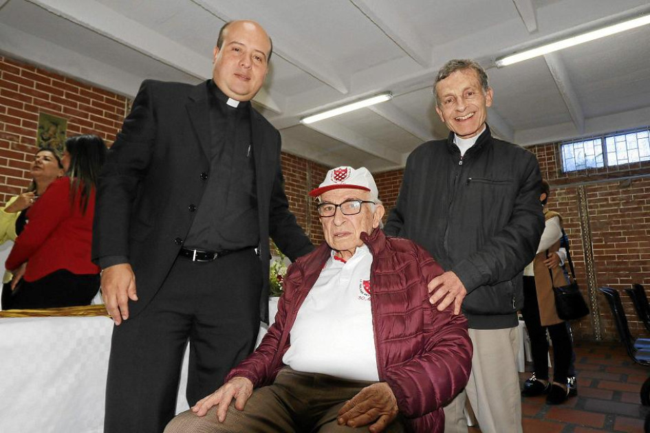 Presbítero Héctor Adrián Gaviria, Presbítero Diego Rivera Álvarez, fundador de la Institución y benefactor de la comunidad, y Presbítero Javier González, rector de la institución.