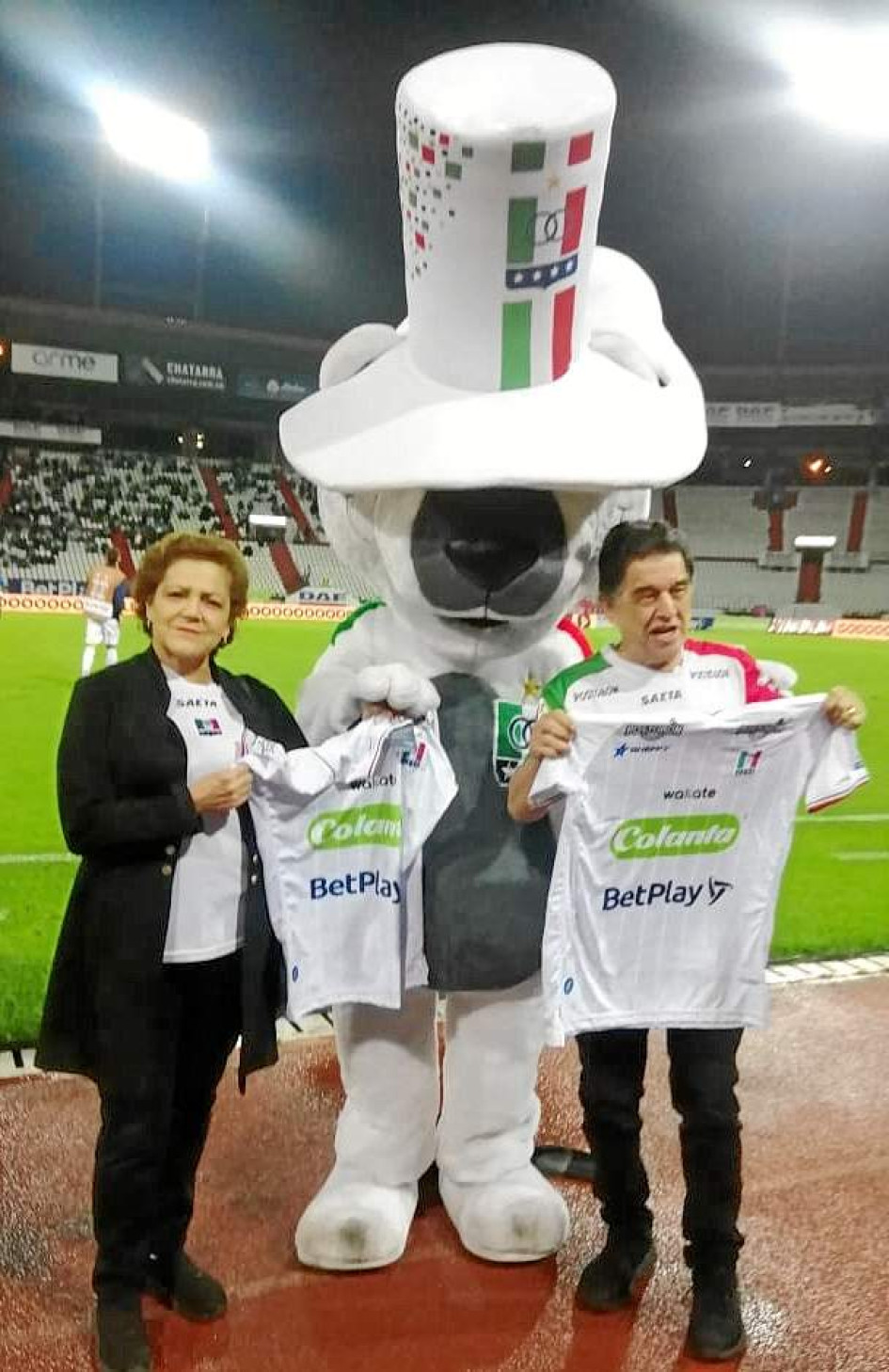 Foto | Suscriptor | LA PATRIA   Los esposos Ramiro Giraldo Garzón y Gladys Elena Castaño Molina ganaron el concurso realizado por el Once Caldas como la pareja hincha con más años acompañando al Blanco blanco.