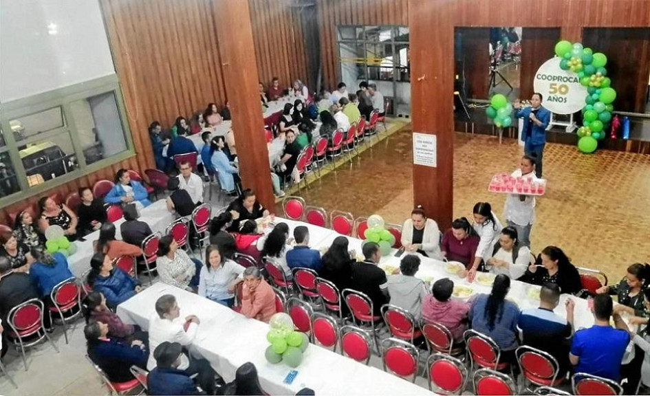 Foto | Rubén Darío López | LA PATRIA    Por los 50 años de la Cooperativa de Profesionales de Caldas (Cooprocal), 126 asociados se reunieron en el Club Social Piamonte de Pensilvania para disfrutar de las diversas actividades. La organización estuvo a cargo de la facilitadora local Luz Mary Saldarriaga García.
