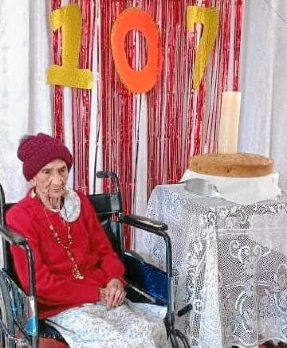 Foto | Diego Salgado | LA PATRIA    Pastora Emilia Montoya Martínez es la persona más longeva de Aranzazu, más ahora que cumplió 107 años de vida, de los cuales la gran mayoría los lleva como residente del Hogar del Anciano Santa Catalina. La celebración estuvo a cargo de varios integrantes de la Sociedad de San Vicente de Paúl, entidad administradora del Hogar, y de los empleados de la institución que no dejaron pasar por alto esta fecha.
