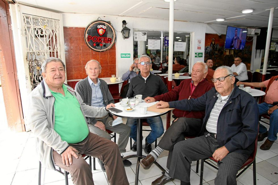 Foto | Argemiro Idárraga | LA PATRIA Los amigos Jorge Eduardo Toro Isaza, Alfonso Núñez Pérez, Bernardo Patiño Isaza, Fabio Misas Cardona y Óscar Duque Rein estuvieron en El Graduado para tertuliar.