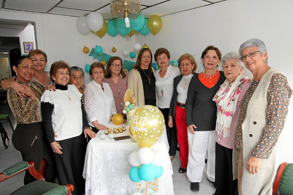 Fotos | Argemiro Idárraga | LA PATRIA Adela Arias, Margot Delgado, Elvira González, Cristina Gálvez, Yolanda Arias, Eunice Castaño, Yorlady Cardona, Gloria, la cumpleañera, Marleny Franco, Lucila Ortiz, Omaira Marín, Esther Peláez, Fanny Cardenas e Inés Jaramillo.
