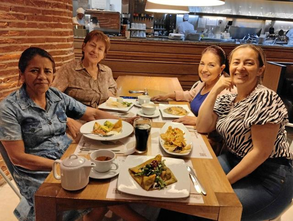 A Claudia Muñoz (última en la foto) sus amigas María Elena Giraldo, Nelly Valencia y Beatriz Forero le celebraron su cumpleaños en un restaurante de Manizales.