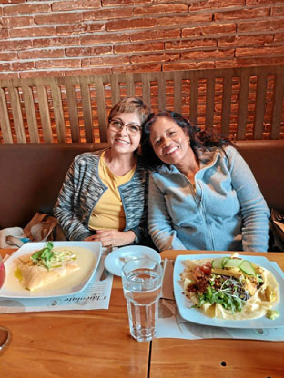 Fotos | Archivo Particular | LA PATRIA María Elena en compañía de su amiga Patricia Sánchez.