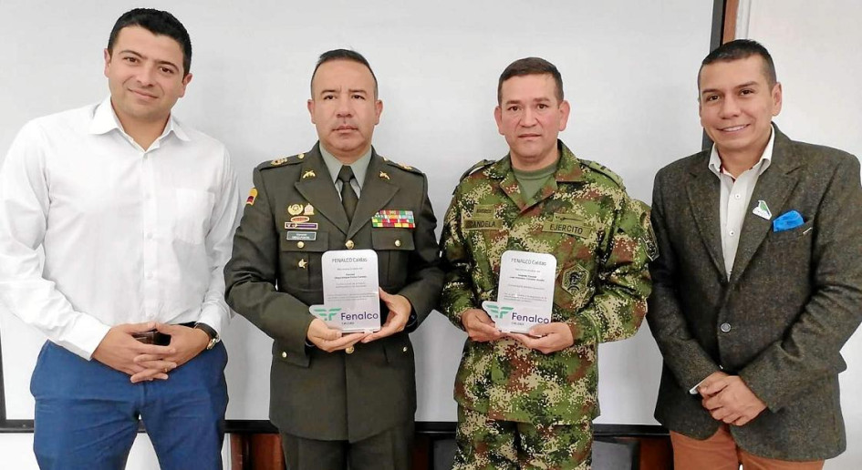 Foto | Fenalco | LA PATRIA La Junta Directiva de Fenalco Caldas entregó reconocimientos especiales a la Policía Metropolitana de Manizales y al comandante del Batallón Ayacucho por su aporte a la seguridad del comercio en la ciudad y la región. En la imagen: Sebastián Díaz, presidente de la Junta Directiva de Fenalco Caldas; Coronel Diego Enrique Fontal Cornejo, comandante de la Policía Metropolitana de Manizales; teniente coronel José Francisco Candela Acosta, comandante Batallón Ayacucho, y Juan José Silv
