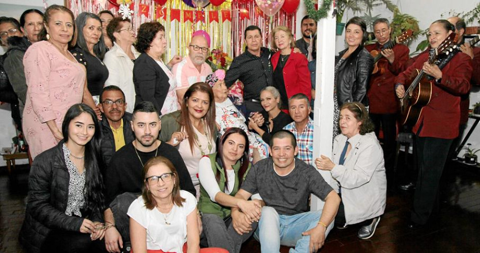 Grupo de hijos y demás invitados.