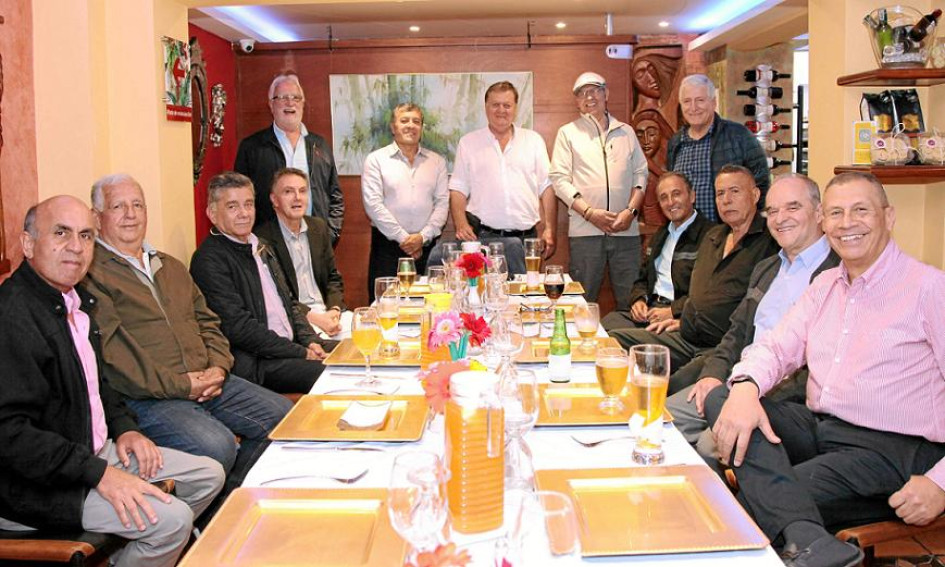 Foto | Argemiro Idárraga | LA PATRIA Con una misa en el colegio Nuestra Señora y una cena en el restaurante El Colmado celebraron el encuentro de egresados Colseñora 1975. Asistieron: Carlos Arango Arango, Alfonso Herrera, Jesús Gómez, Aldemar Castellanos, Carlos Arturo Muñoz, César Zuluaga, Daniel Londoño, Jhon Jairo Urrea, Jairo Arteaga, Gustavo Arango, David López, Ignacio Echeverri y Mauricio Arias.