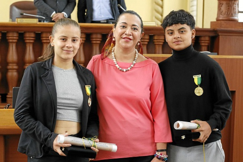 Sofía Patiño y Elsa María Gómez, jugadoras de la Selección Femenina de Fútlbol Sub-17, fueron destacadas por obtener el subcampeonato del Mundial disputado en India. El reconocimiento lo entregó la diputada María Isabel Gaviria Calderón.