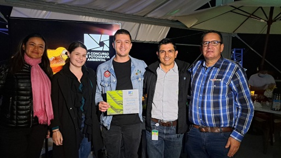 Fotos | Cortesía Corpocaldas | LA PATRIA Paula Andrea Loaiza Cruz, secretaria de Medio Ambiente de Caldas; Jessica Nieto Casallas; Esteban Gallego Ocampo, segundo lugar categoría Flora y Fungi; Luis Miguel Alzate, líder del Área de Gestión Ambiental de Chec; y Juan David Arango Gartner, director de Corpocaldas. 