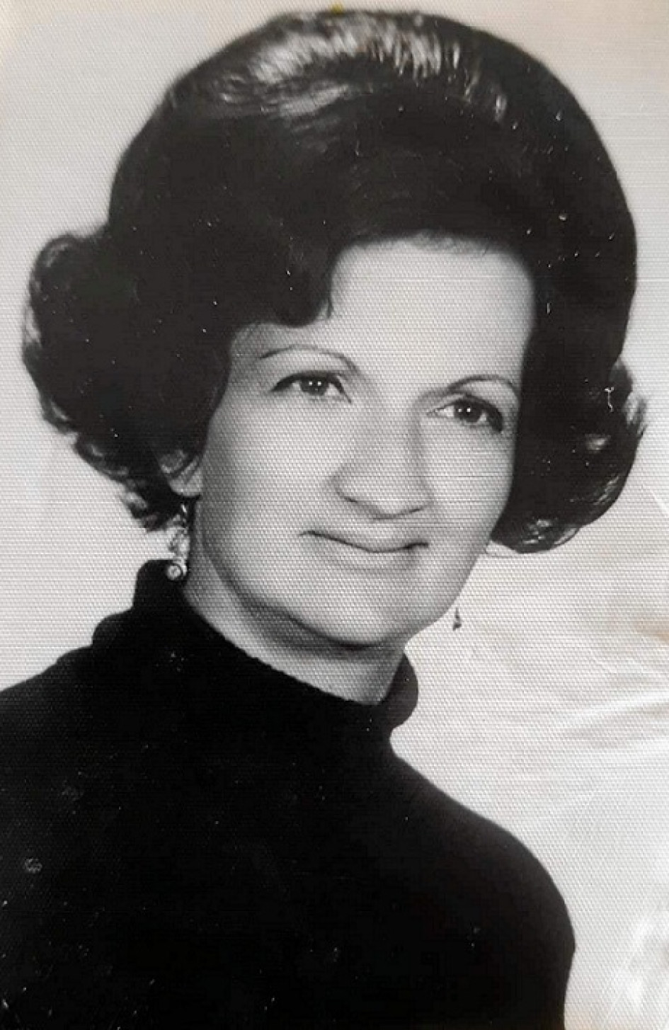 Raquel Lucía Aristizábal de Duque falleció a los 94 años. Señora destacada en Manzanares, militó en el partido Conservador. Fue Diputada, Concejal, cofundadora con Oscar Gaviria y Melba Zuluaga de la Casa de la Cultura y con la Señoras Melba y Clara Elena Ramírez del asilo Santa Ana. Trabajó también en Cajanal. El exalcalde de Manzanares, Antonio Ramírez, comentó sobre doña Lucía que era una gran señora, lidereza, de grandes cualidades humanas, que supo superar las dificultades familiares. Participó activam