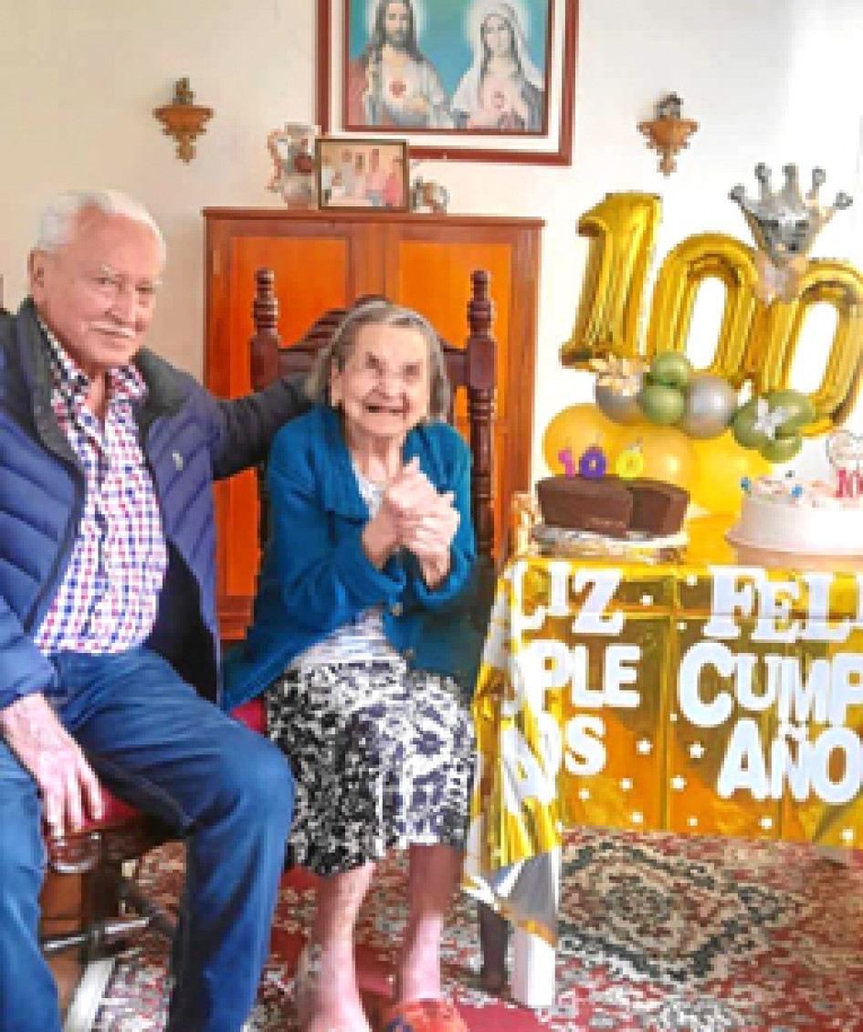 Foto | Henry Giraldo | LA PATRIA A Elvia Santana le celebraron sus 100 años, la acompañan su hermano Luis de 90 años. Felicitaciones a la señora que fue la empleada de la Alcaldía de Manzanares por mucho tiempo, de donde es pensionada.