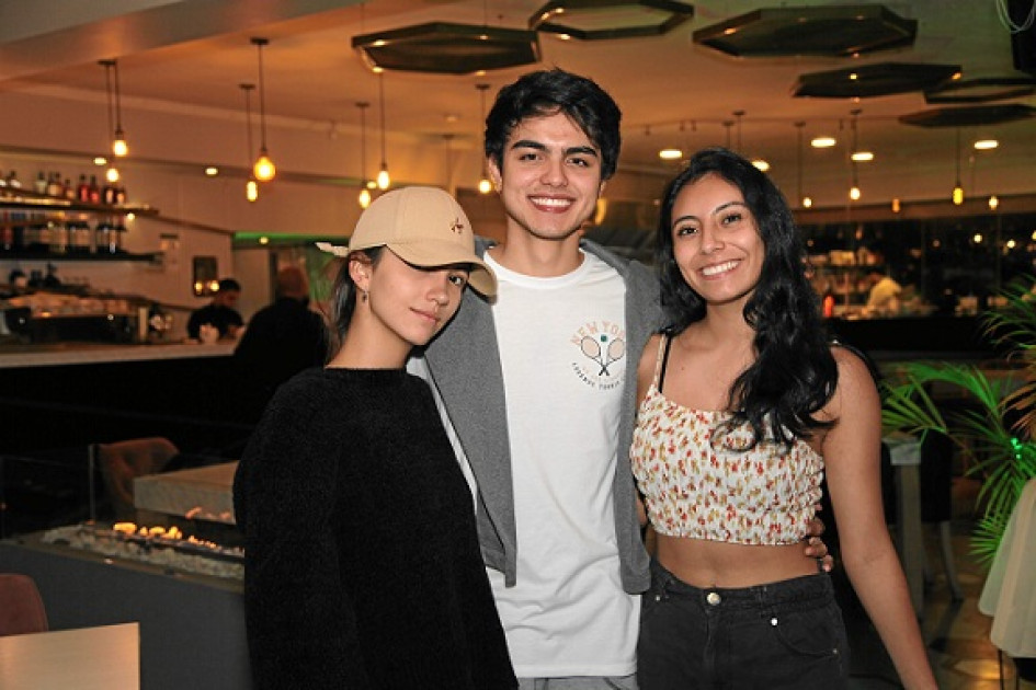 Foto | Argemiro Idárraga | LA PATRIA Susana Uribe, Santiago Valencia y María José Vargas, en el restaurante La Azotea se reunieron en una comida.
