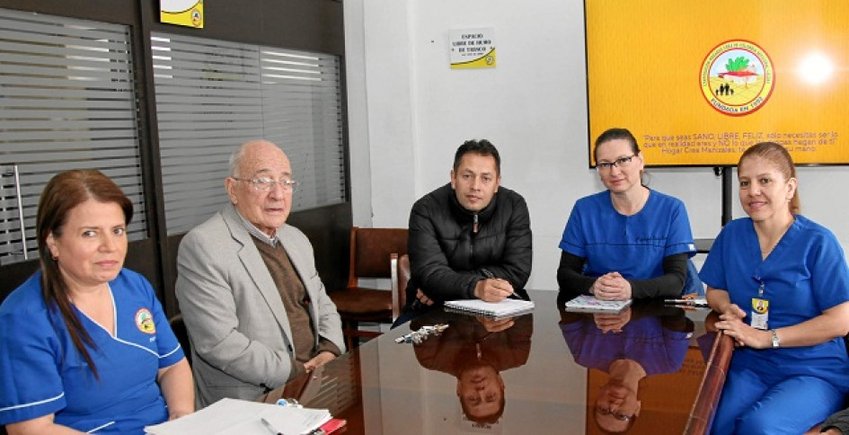 Foto | Argemiro Idárraga | LA PATRIA María Eugenia Burbano, psicóloga; Jahir Giraldo, médico; Carlos Andrés Acosta, director terapéutico; María Soledad Marín, trabajadora social y Heydy Yohana Buitrago, enfermera. Hacen parte de la junta evaluadora de Hogares Crea.