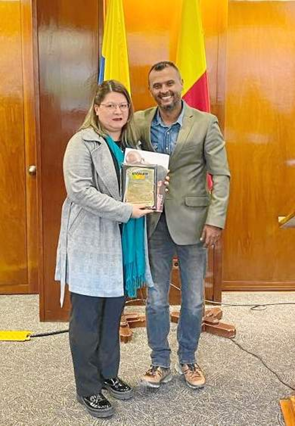 Foto | Cortresía Universidad de Manizales | LA PATRIA Ascofade le otorgó una placa conmemorativa al Instituto Pedagógico de la Universidad de Manizales por sus 25 años de fundación. En la fotografía, Carlos Andrés Hurtado, secretario de la junta directiva nacional de Ascofade, y Angela Cadavid, directora del Instituto Pedagógico de la Universidad de Manizales.