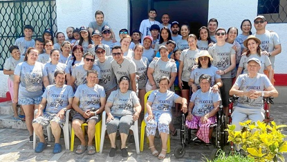 Familia Herrera, de Manzanares (Caldas) en un encuentro familiar: Jorge, Ofelia, Hernando, Irma, Marta y Hernando y descendientes. Finca La Ponderosa, de Honda (Tolima). También, la familia Triviño, Giraldo, Avalo, Parra, Triviño, entre otras. Amenizaron el encuentro: Wílmar Cediel y Oskar Basante; Natalia Rivera y Eduar López.