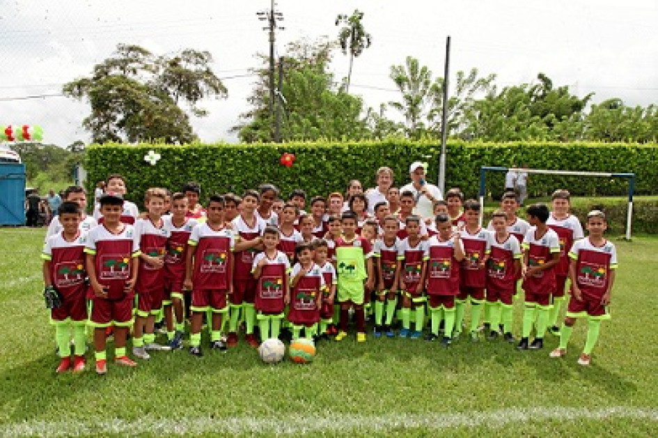 Grupo de niños con los nuevos uniformes del Club Inmedent.