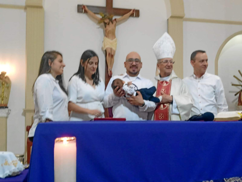 Foto | Suscriptor | LA PATRIA Al niño Samuel Carvajal Mejía, hijo de Andrés y Viviana, lo bautizó monseñor Tulio Duque Gutiérrez, obispo emérito de Pereira. Margarita Mejía Gaviria y Andrés Felipe Arias González son sus padrinos.