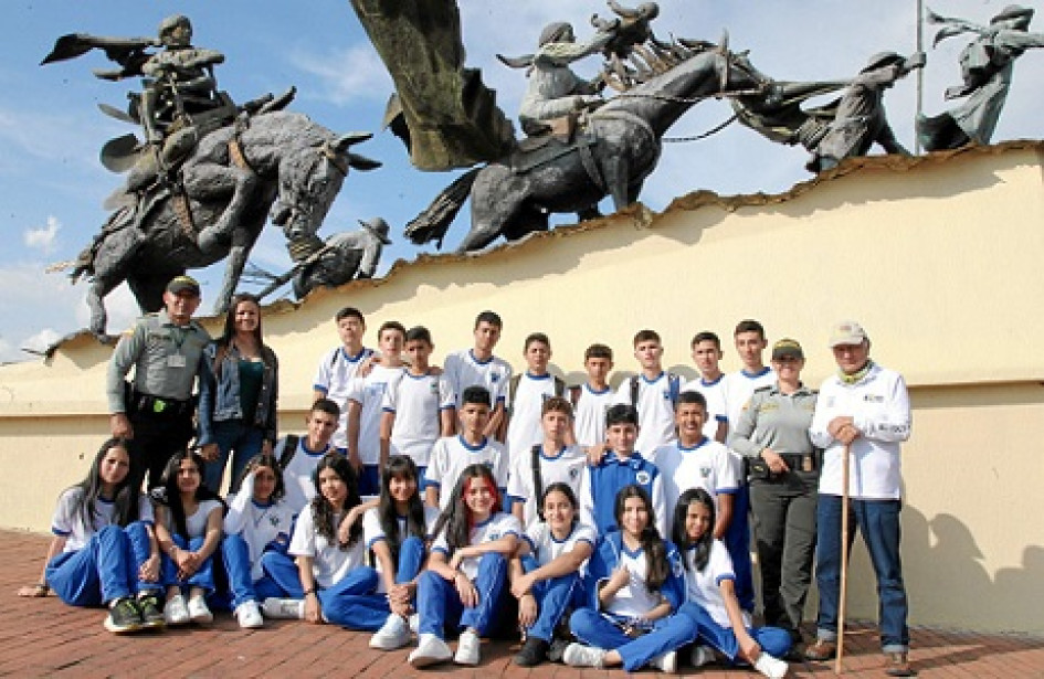 Foto | Argemiro Idárraga | LA PATRIA Carlos Alberto Herrera, subintendente de la Policía de Turismo; Yennifer Cardona; Cristian Caviedes, patrullero; Blanca Edith Rodriguez, de la Institución Educativa Malhabar y Grupo Juvenil Guardianes del Turismo y Patrimonio Nacional, visitaron el monumento a Los Colonizadores.