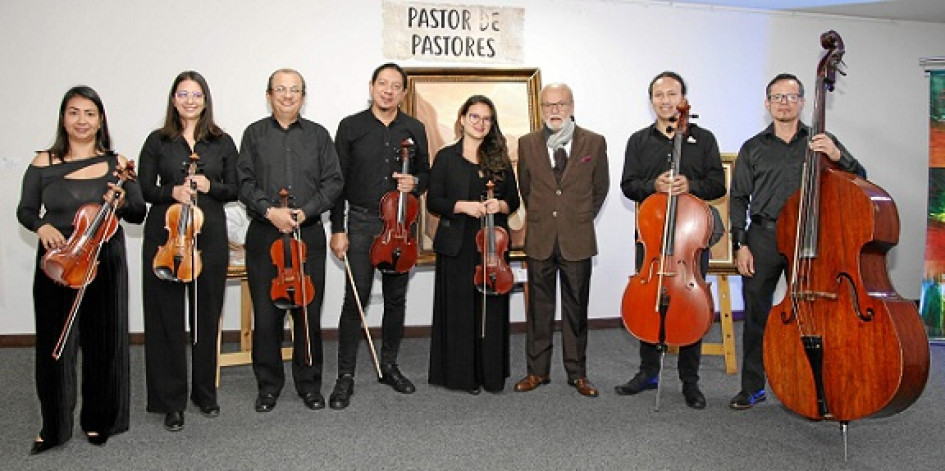 Orquesta de Cámara de Caldas con su director, Humberto Gallego.