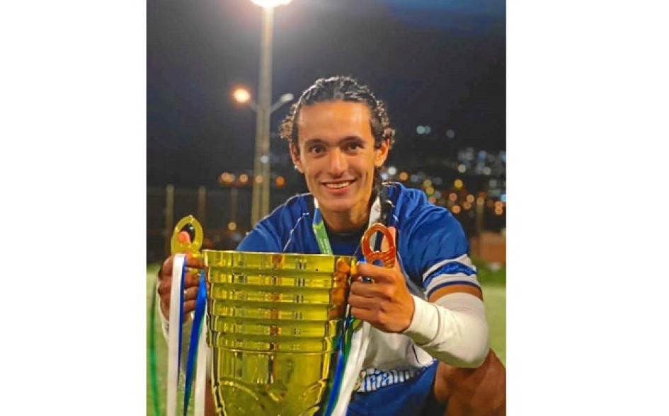 A Santiago Soto López sus amigos y familiares lo recuerdan como un joven apasionado por el fútbol, el deporte que amó. Falleció el pasado miércoles a la edad de 23 años. Se desctacó en clubes manizaleños como Formadores y la Universidad de Manizales. Estaba disputando el torneo de Reyes Magos con el equipo Ideas Constructivas-La Fiera Gutiérrez. El pasado domingo, antes de la final del torneo, se le realizó un homeja póstumo.
