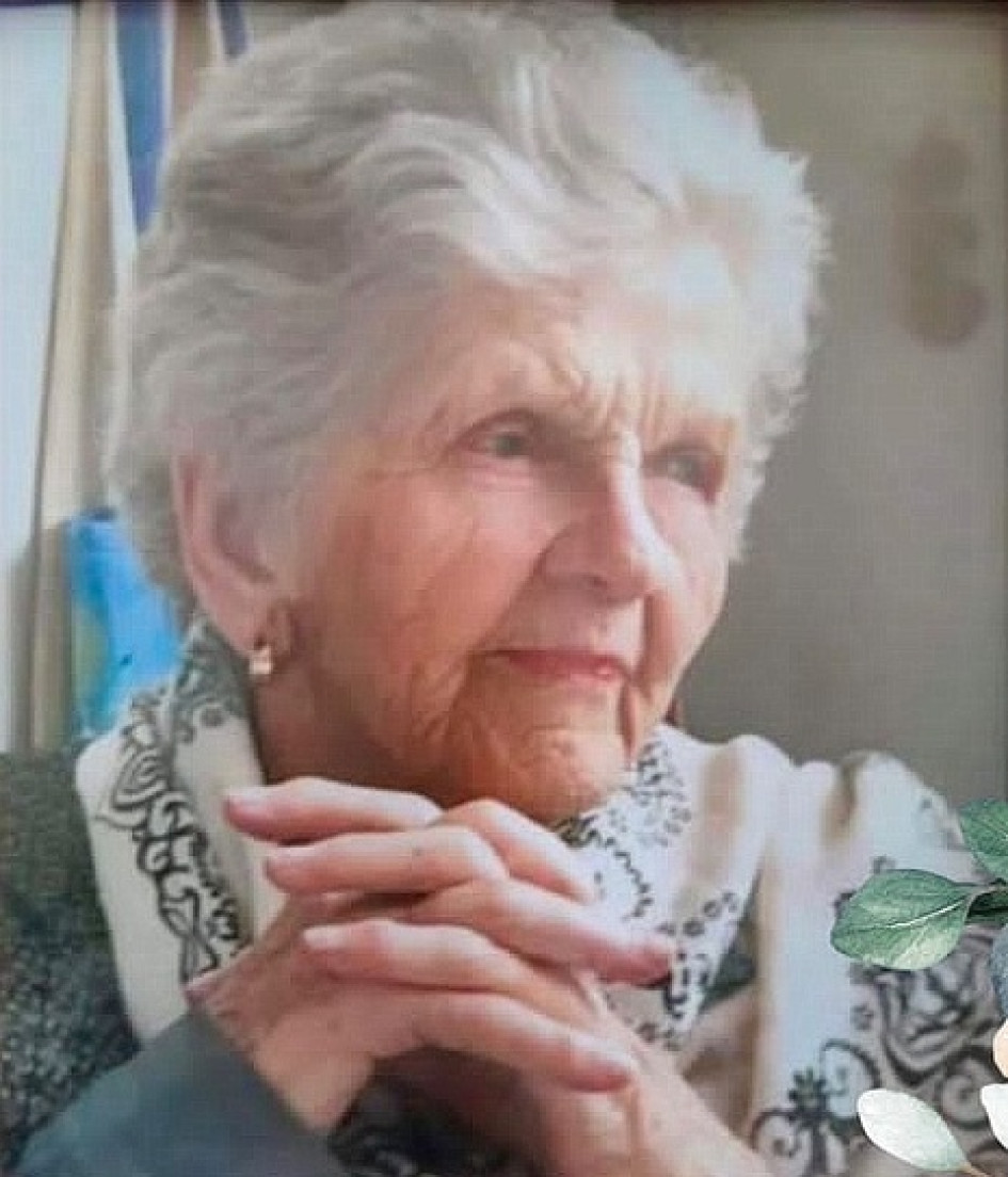 Emma Montes de Ramírez falleció a los 95 años en Manizales. Era reconocida en Manzanares por su don de gente y por haberse sido primera dama de ese municipio durante la administración del exalcalde Mario Ramírez. Para él, su hijo, Henry Ramírez (exalcalde de Manzanares) y demás familiares, la comunidad les envía un abrazo de solidaridad. La familia invita hoy a una eucaristía en su memoria, a las 4:00 p.m. en la iglesia de Los Dolores en el barrio Estrella de Manizales.