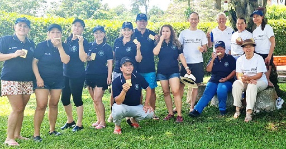 Foto | Henry Alberto Giraldo | LA PATRIA Exalumnos de la Promoción de 1987, del colegio el Rosario en Manzanares (Caldas), se reencontraron en un día de campo en el sector de Santágueda, para compartir experiencias vividas en estos 36 años de egresados. En la imagen: Martha Yolanda Ruiz,Cielo Ospina, Olga Roselia García, Luz Marina Hernández, Adriana Ballesteros, Ariel Marín, Víctor Hugo Hernández, Lucero Tangarife, Jhon Pinenda, Alcibiades Botero, Janith Santa, Luz Dary López, Lucila Montes, Luz Helena Moz