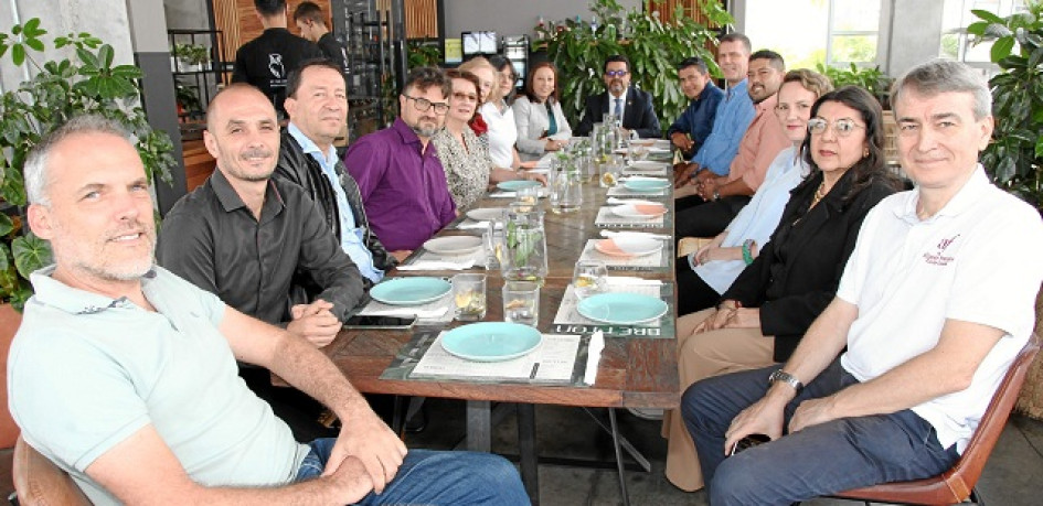 Foto | Argemiro Idárraga | LA PATRIA Directivos de la Alianza Francesa de varias regiones del país se reunieron en el restaurante Bretton para disfrutar de un almuerzo. En la imagen: Yann Lapoirie, director sede Medellín; Gael Durán, director sede Pereira; Carlos Varón, director sede Santa Marta; Sylvain Pradeilles, director sede Bogotá; Cristina Moreno, consejo directivo de Manizales; Eleanor Dyer, consejo directivo de Manizales; Helene Merlette, docente de Manizales; Marcela Echeverri, directora sede Mani