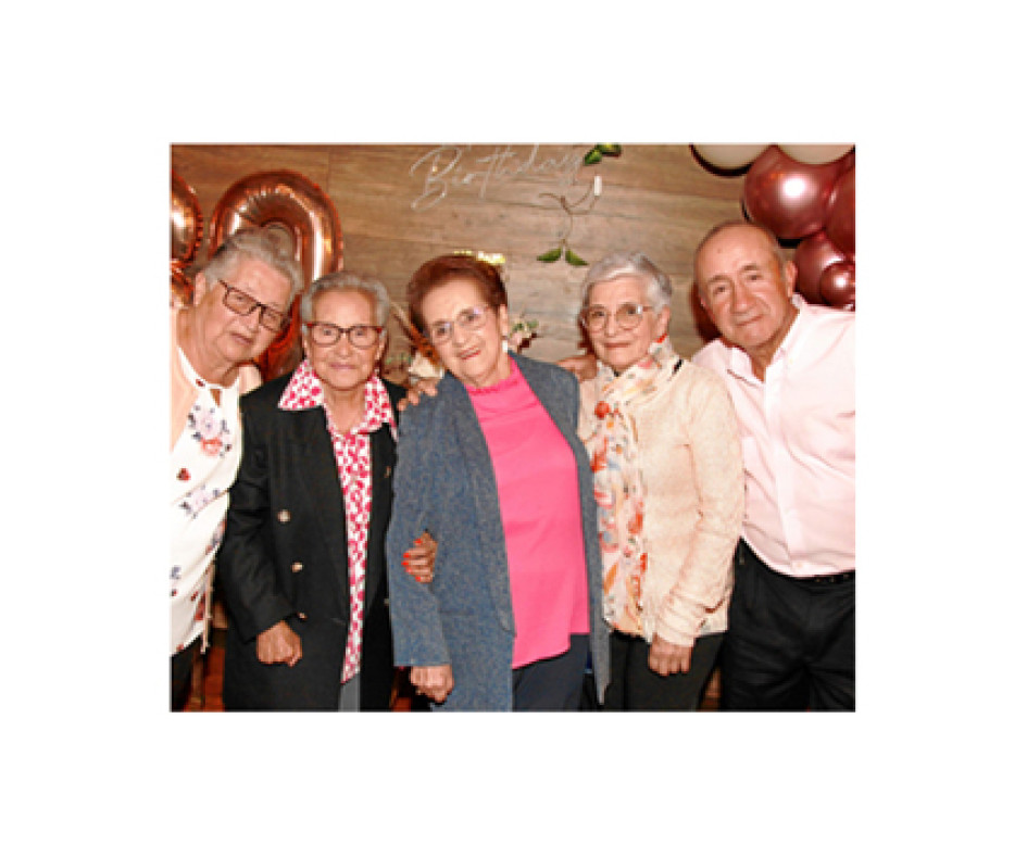 Fotos | Argemiro Idárraga | LA PATRIA La homenajeada en compañía de sus hermanos y cuñada: Marina Patiño, Inés Patiño, Blanca Míriam, Blanca Cárdenas de Patiño y Rafael Patiño.