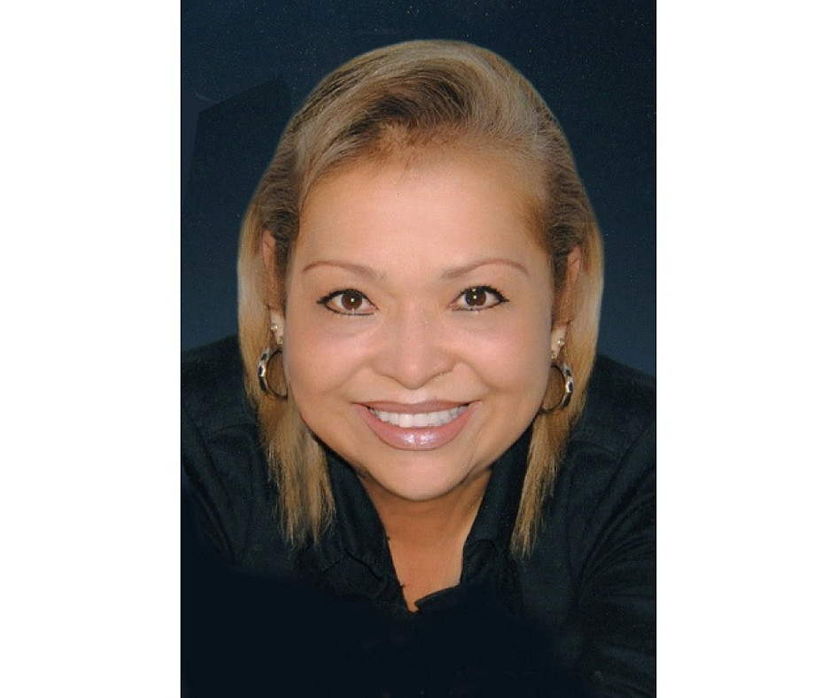 Confieso que me haces tanta falta para decirme "todo va a estar bien" para escucharme sentada con tu taza de café. Sonrío al descubrir tus mil maneras de quererme. Lloré porque tu voz ya no está en la casa, reí porque me amaste con todo tu ser, es una mezcla que me agarra el alma y rompe en cada esquina de mi ser. ¿Y cómo no?, si eras mi todo, ¿y cómo no?. Carlos Eduardo Carmona Arias.