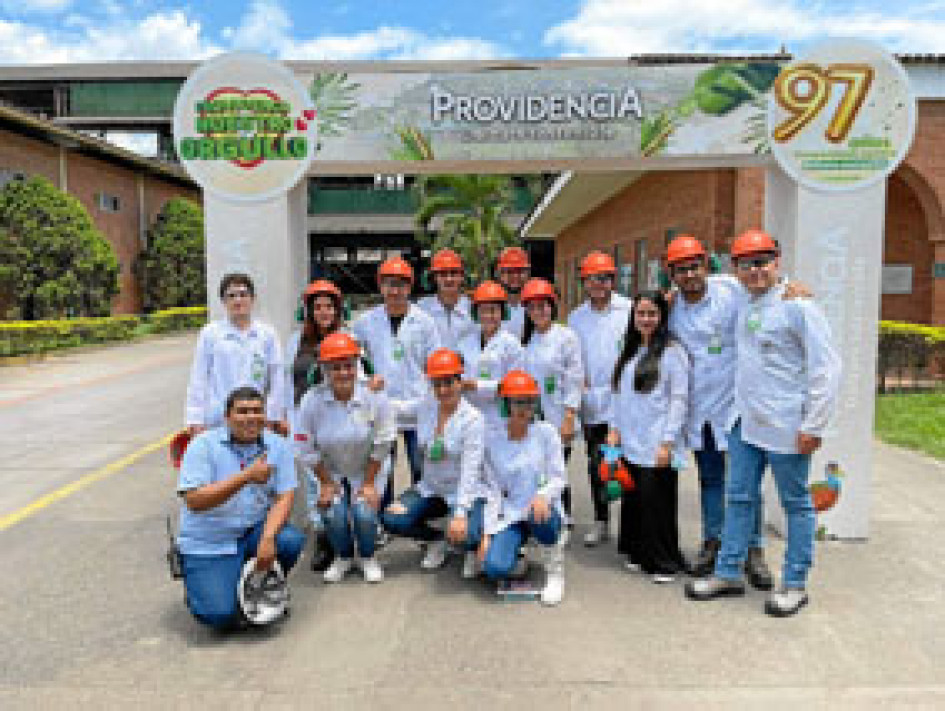 Grupo de estudiantes de sexto, octavo y noveno semestre