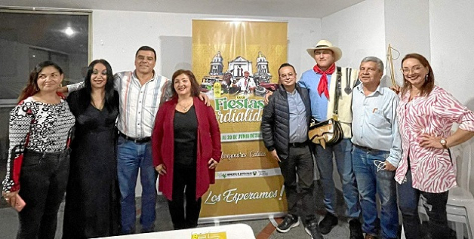 Para hablar de las Fiestas de La Cordialidad de Manzanares (Caldas) se reunieron Andrea Figueroa, Martha Yaneth Álvarez López, registradora de Manizales, Gerardo Osorio (cantante), Andrés Duque Osorio, alcalde de Manzanares; María Dolly Montes, exconcejala y escritora; Daniel Ramírez, gestor cultural y gerente de las fiestas; Elkin Castillo Álvarez, realizador del afiche del arriero; Jaime Alfonso Ossa y Andrea Quintero, periodista.