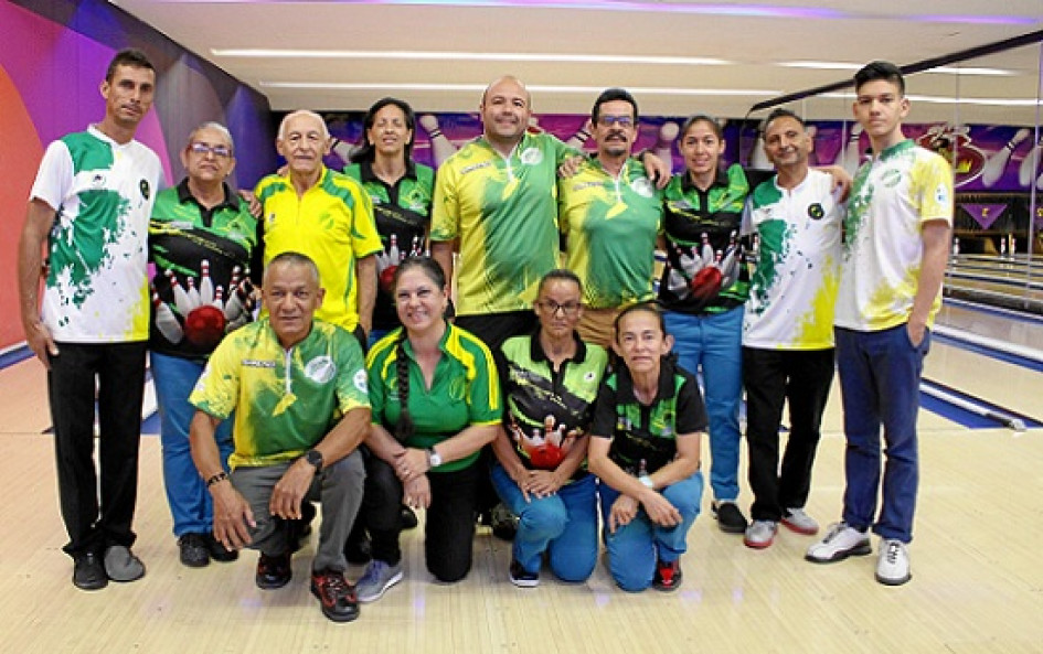 Foto| Luis Trejos|LA PATRIA  Los mejores bolicheros de Caldas se midieron la semana pasada en el Departamental. En la bolera Multibolos el grupo de deportistas.