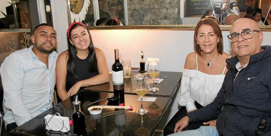 Foto | Argemiro Idárraga | LA PATRIA Julio César García Ceballos, Claudia Acosta Gómez y Juan David Arias Escobar se citaron en el restaurante Sushi Time para organizar una cena y celebrar el embarazo de María Antonia Arias Acosta.