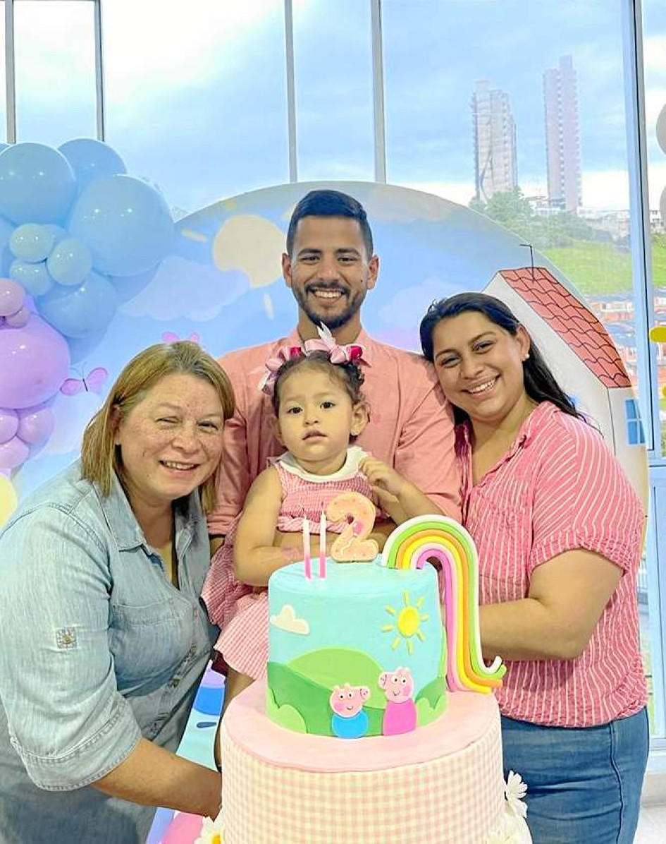 Foto / Cortesía / LA PATRIA Tatiana Milano Franco celebró sus dos años de vida al lado de sus familiares y amigos. Sus padres, Víctor Manuel y Diana Beatriz, ofrecieron una fiesta infantil en el salón social del edificio Verona, donde residen. Los acompaña en la imagen Vilma Meléndez, su abuela materna.