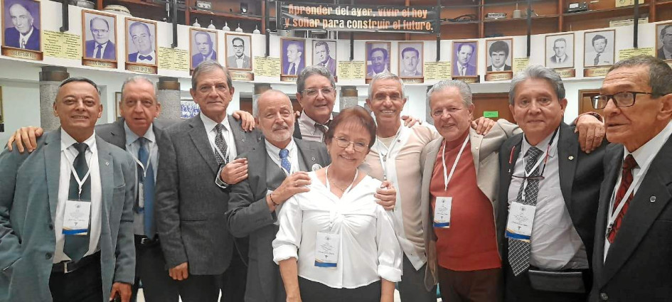 Foto / Cortesía / LA PATRIA La promoción de médicos cirujanos de 1973 de la Universidad de Caldas festejaron 50 años de su egreso. Lo hicieron con actividades en la Facultad de Ciencias de la Salud y en Termales El Otoño. En la imagen: Javier Sanz, Gabriel Toro, Armando Ramírez, Raúl Villegas, Jaime Daza, Colombia Quintero, Jaime Marín, Alberto Burgos, Hernando García y Fernando Ruiz.