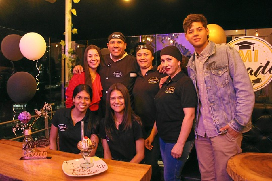 Foto| Luis Trejos | LA PATRIA Arriba: Valeria Llano, Mauricio Llano, Yenire Sandoval, Luz Marina Henao y Juan Diego Orozco. Abajo: María Guanare y Valentina Gallo.