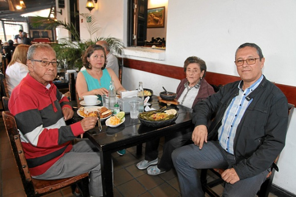 Foto|Argemiro Idárraga|LA PATRIA 5993: Uriel Sánchez González, Blanca Rocio Ríos Naranjo, Nelly Jaramillo Restrepo y Luis Fernando Sánchez Jaramillo compartieron un almuerzo en el restaurante Carlos Lechona para celebrar el Día del Padre.