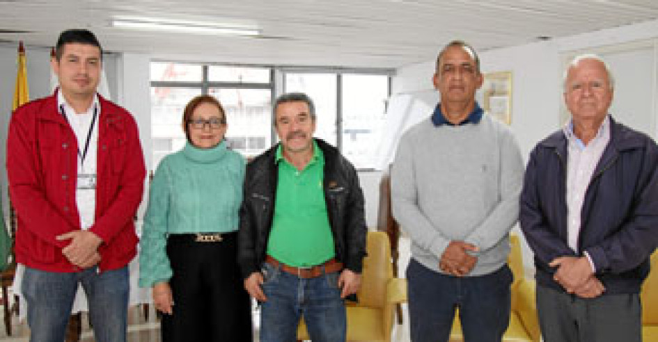Fotos | Argemiro Idárraga | LA PATRIA Carlos Arturo Castañeda, Gloria Lucía García, Carlos Alberto Castañeda, Jairo Gañan y Hernán Estrada Mejía, presidente SMP.