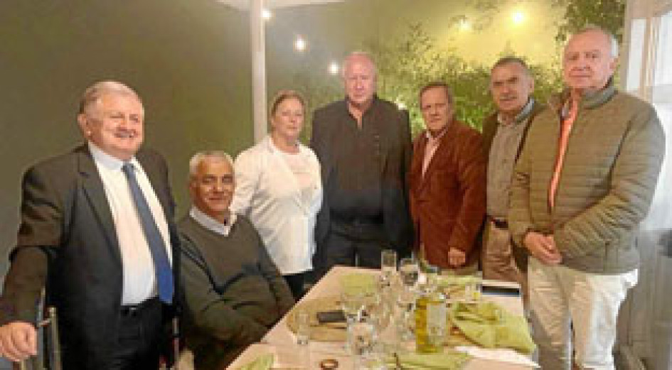 Foto Rubén Darío López LA PATRIA El Restaurante Silente de Manizales fue el punto de encuentro de un grupo de amigos para festejar los 70 años de Pedro García Arango, habitante de Pensilvania. En la imagen Leovigildo Cardona, José Fernando Gómez, Laura Escobar, el festejado, Alberto Hoyos, Eliécer Salazar y Diego Cardona.
