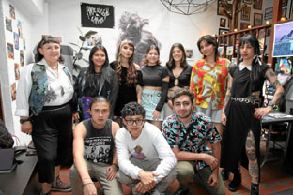 Foto | Argemiro Idárraga | LA PATRIA David Sánchez, Juan Zea, Juan José González, Laura Roa, Valeria Salazar, Juliana Aristizábal, Manuela Toro, Victoria Gutiérrez y Melany Espitia durante la Feria Anti Collage en el barrio Milán.