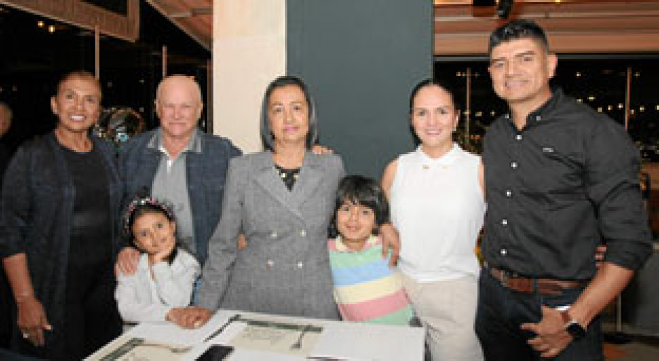 Foto | Argemiro Idárraga | LA PATRIA Olga Lucía Rojas de Triana, Francisco Zuluaga, Beatriz García, Érika Lucía Triana, Gustavo Correa, Samuel y Sofía Correa Triana se encontraron en el restaurante La Azotea para homenajear a Gustavo Correa por un año más de vida.